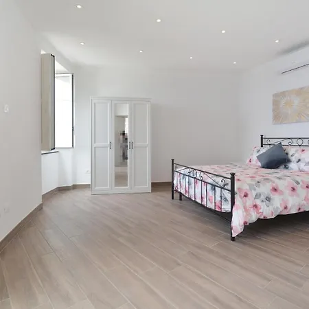 בית נופש Stunning In With House Sea View *